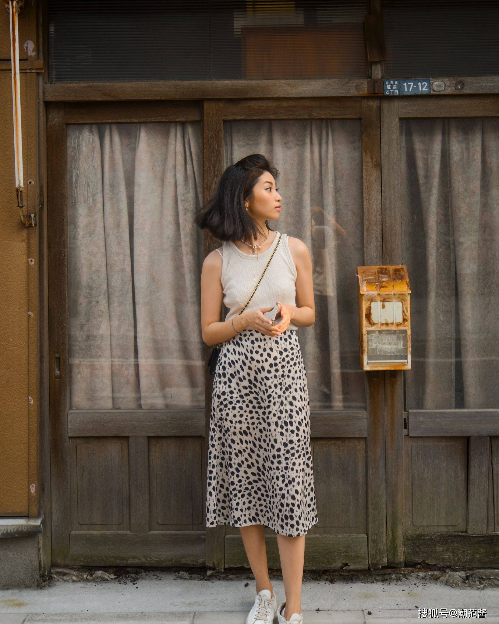 短裙|泡泡袖、小碎花烂大街？跟欧阳娜娜学不会撞衫款裙装穿搭术