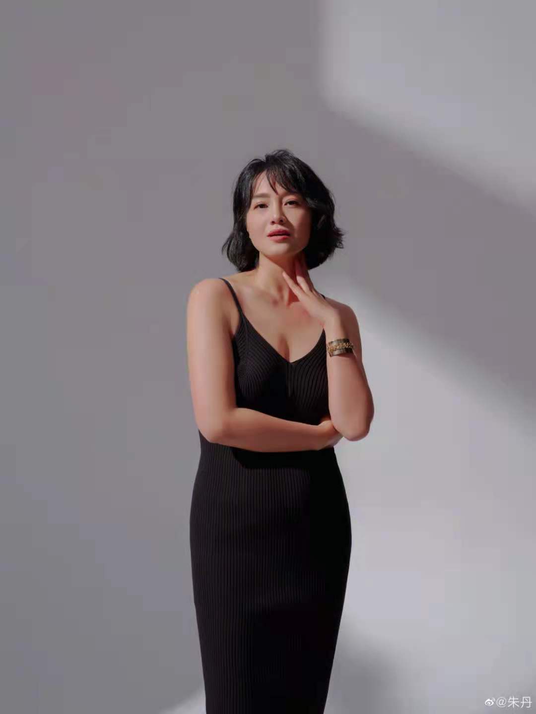 母则刚|朱丹首次晒二胎照片，单手抱娃逛街超娴熟，大腹便便产后恢复不理想