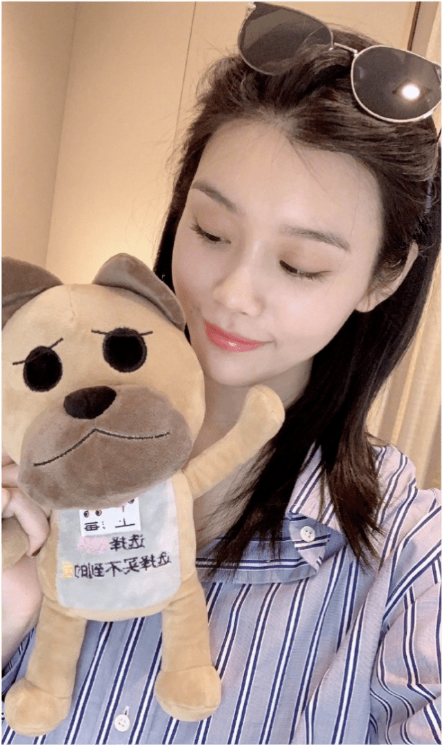 因为|奚梦瑶在家养胎心情好，穿宽松衣巧遮孕肚，化淡妆出镜气色超好