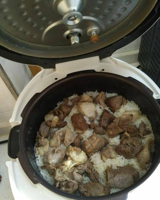水平面|电饭煲美食：新疆手抓饭！放肉，放水，通电，就不用管啦！