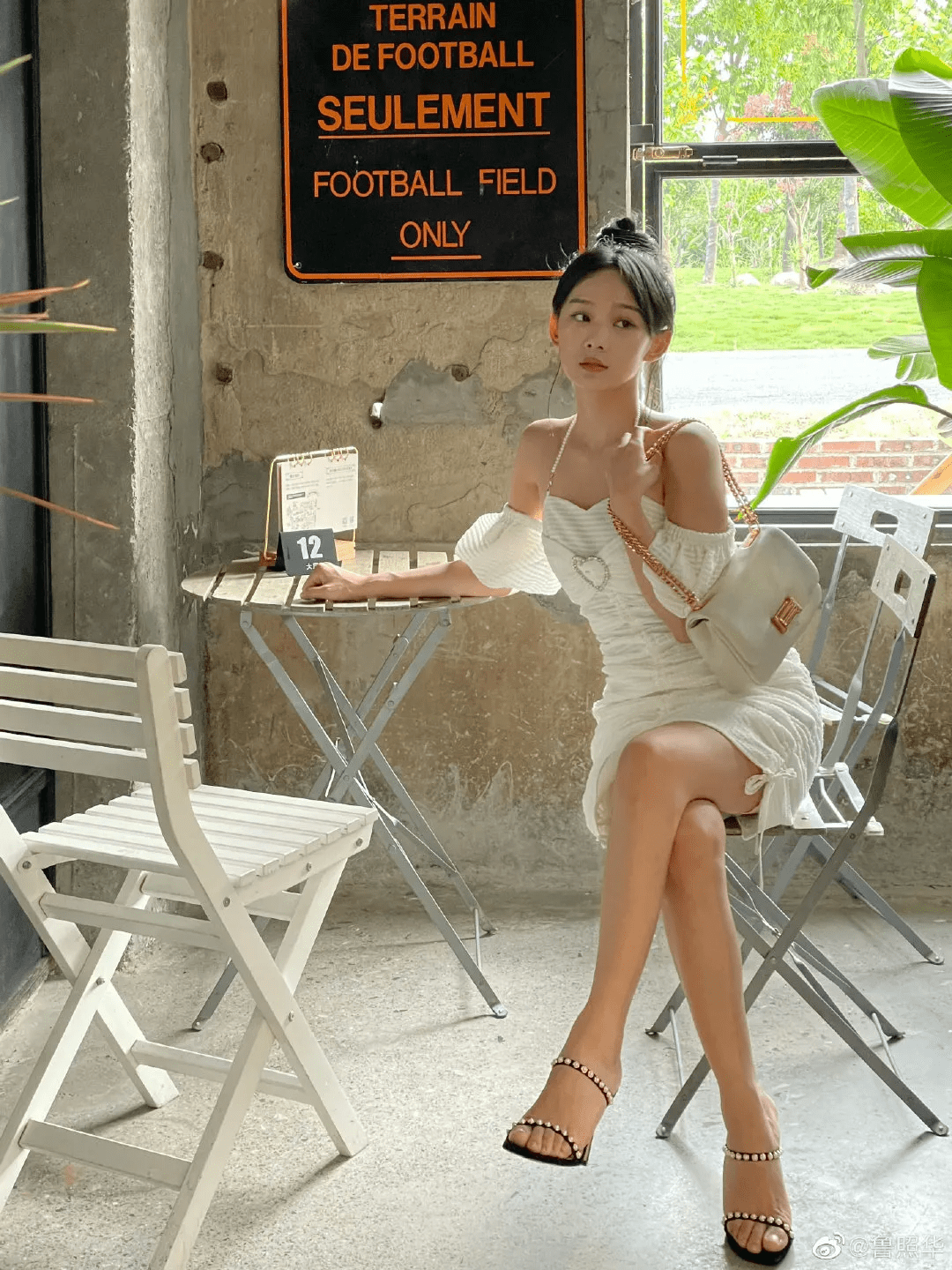 95后小花演员鲁照华穿爱心连衣裙优雅端庄完美身材惹人羡