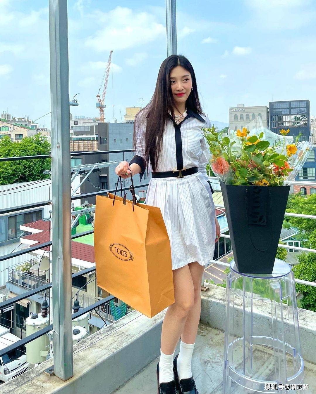 短裙|泡泡袖、小碎花烂大街？跟欧阳娜娜学不会撞衫款裙装穿搭术