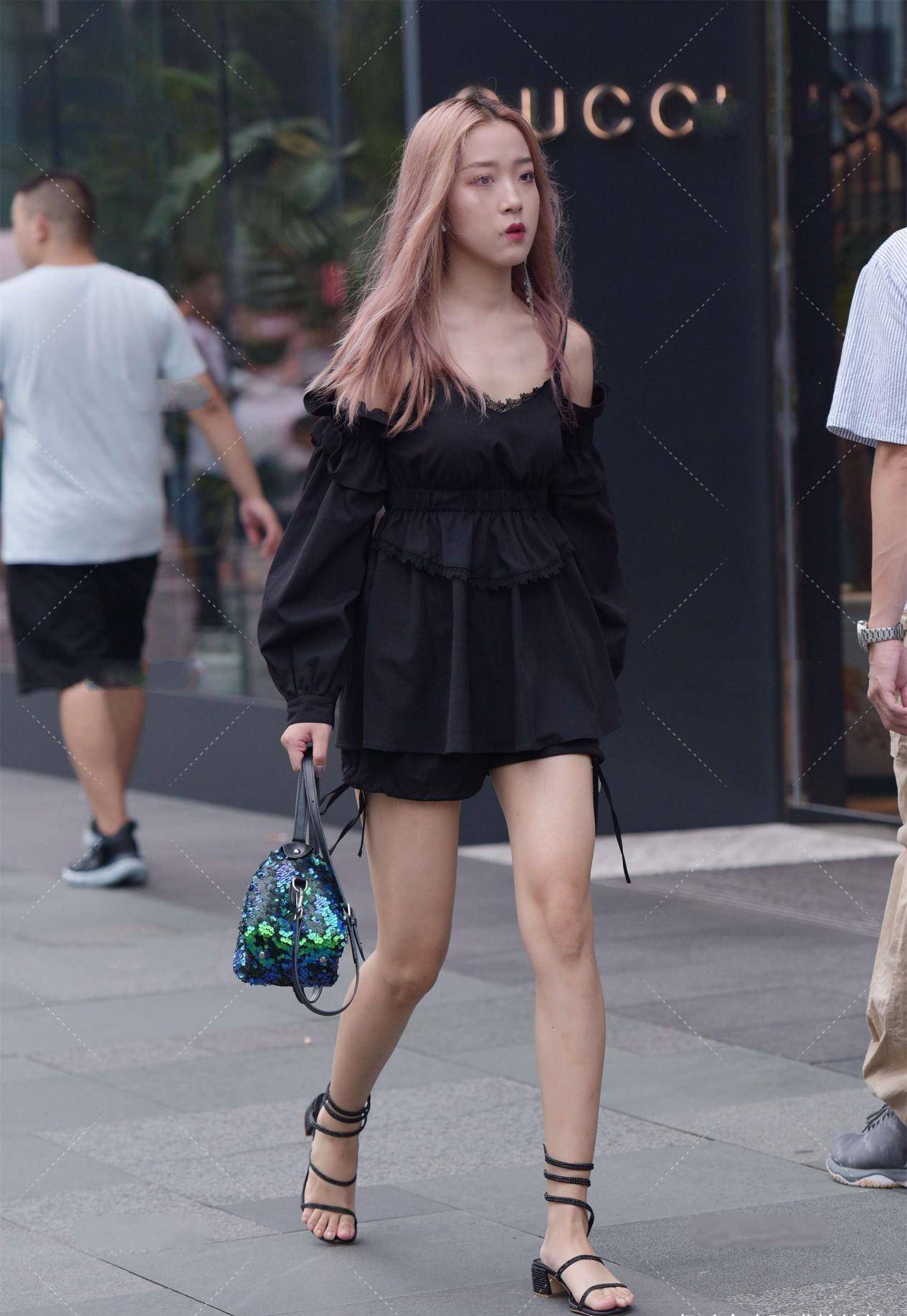 棕色|黑色穿搭配粉棕发色，甜美中不失个性，裙子上衣韩范儿十足