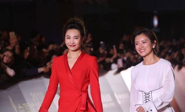 整体|李梓萌也太大方了，穿的衣服浮夸都好高级，不愧是央视主持人