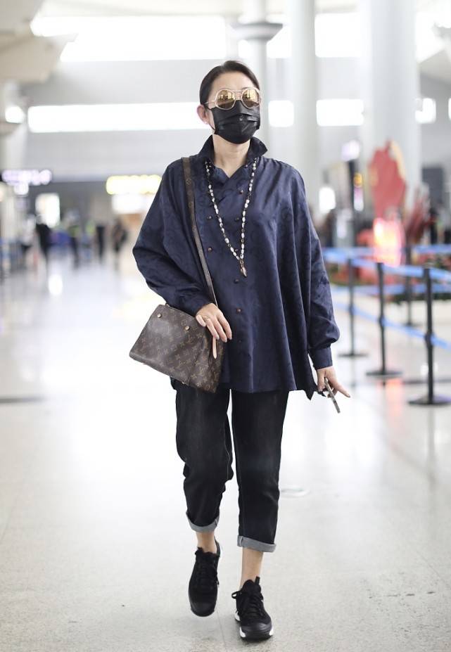 形象|倪萍变瘦像开挂，T恤配外套价格就过万，看似低调实则是隐藏阔太