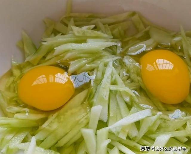 做法|2根黄瓜，2个鸡蛋，8分钟解决全家早餐，开锅一瞬间，口水流下来