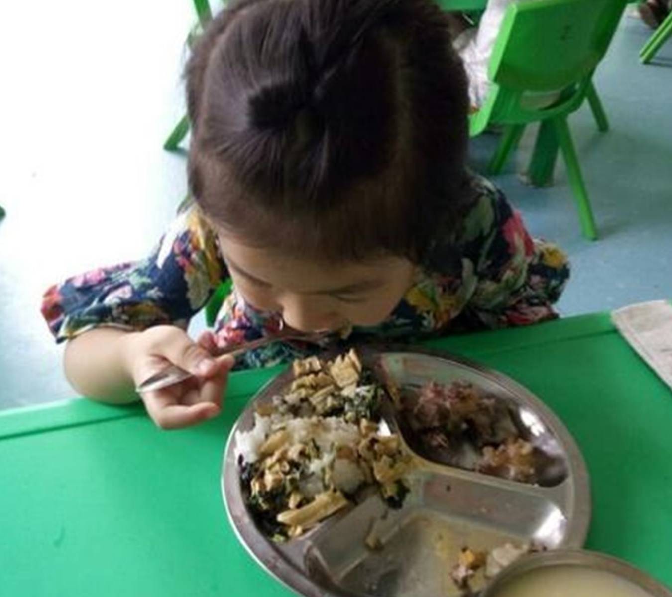 家长|孩子天天说幼儿园的饭好吃，宝妈不信让老师发照片，结果直接傻眼