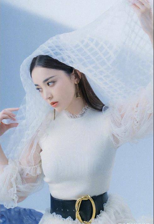 黑色|女明星秀小蛮腰的必备单品：腰带！秦岚甜美动人，蓝盈莹最有个性