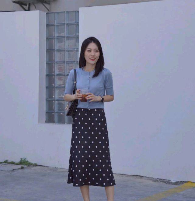 条纹|成熟女人的早秋穿搭如何搭配？可以选择简约款，呈现出优雅大方