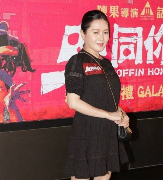 李丽珍|李丽珍奔六年纪风韵犹存，穿黑色皱褶裙甜美动人，哪像55岁的人？