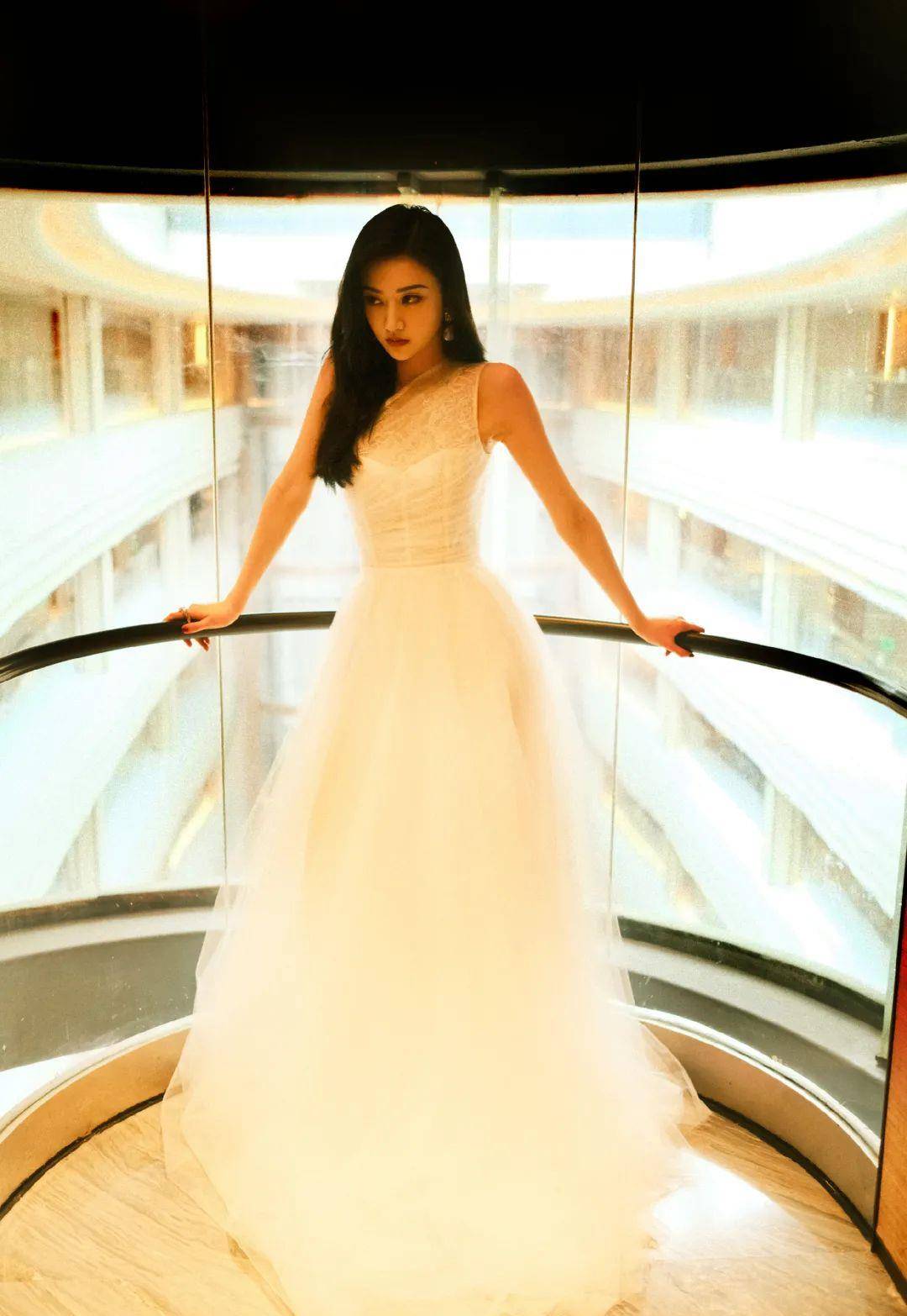 景甜|陶虹景甜的深V造型,真的又美又大胆