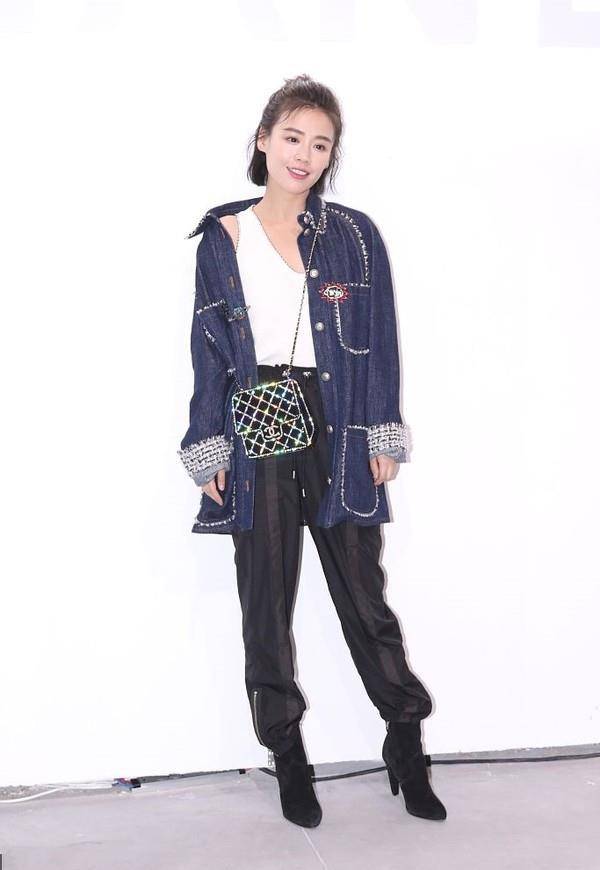 牛仔|骨架大女生真吃亏，马思纯用牛仔外套叠穿太显壮，好在造型挺时髦