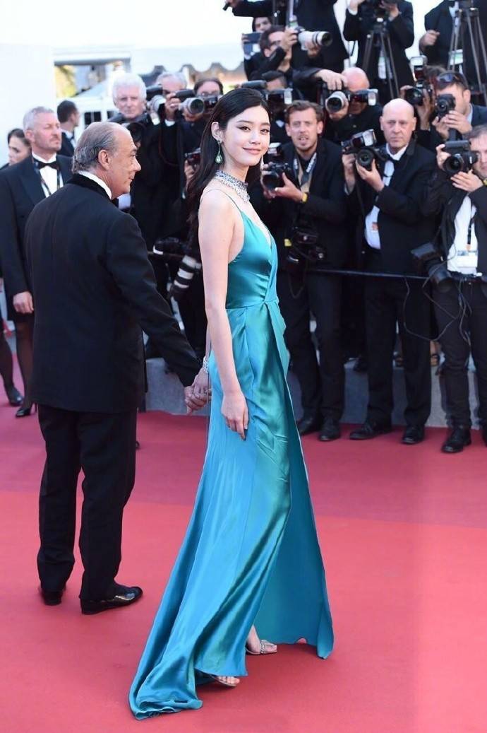 身材|奚梦瑶都美到国外去了，一袭缎面裙走红毯，“超模身材”真惹眼