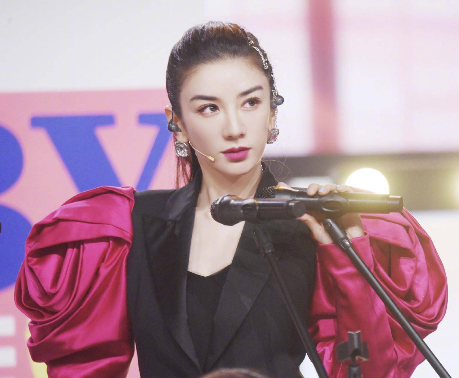 黄奕|黄奕胳膊藏肉有妙招，羊腿袖倍显胳膊纤细，丸子头减龄甜美