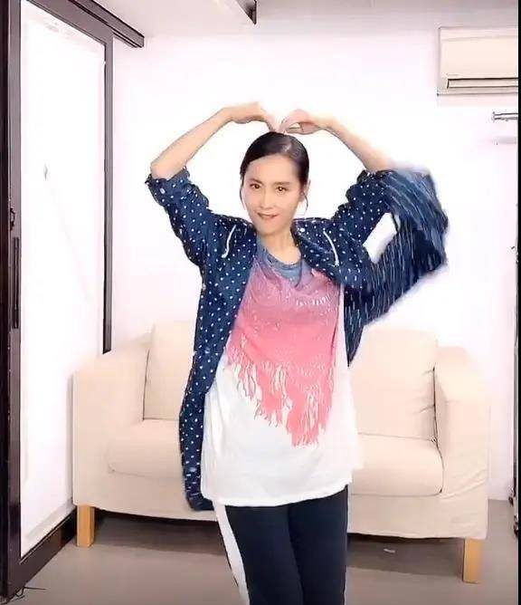 女儿|朱茵接女儿，穿的很接地气没有星味，跟个普通妈妈的搭配差不多！