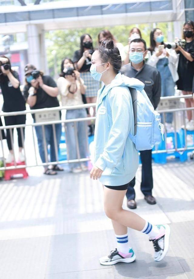 身材|辣目洋子真够自信的,和大长腿的克拉拉同框也不卑微,一点没弱