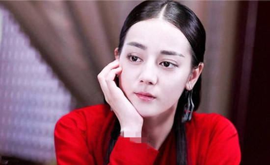 贾静雯|古装美人单手托腮什么样？李沁、唐嫣、贾静雯谁的造型最少女？