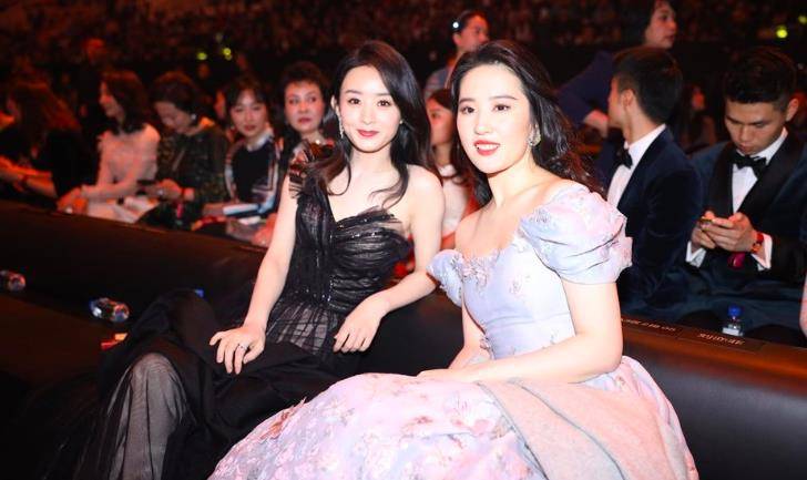 娃娃脸|微博之夜郑爽迪丽热巴同框比美,刘亦菲显脸大输给赵丽颖娃娃脸?