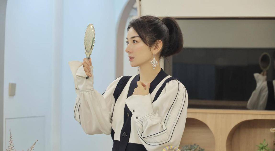 马尾|黄奕还挺会搭配的，穿的裙子甜美像少女，配高马尾好显嫩