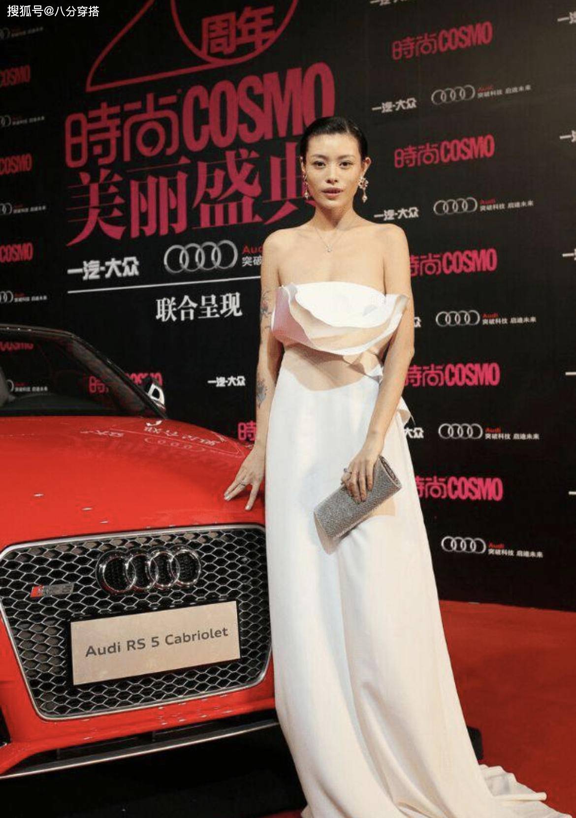 葛荟婕|葛荟婕不愧是超模，黑色网格上衣配缎面半身裙个性时髦，成熟精致