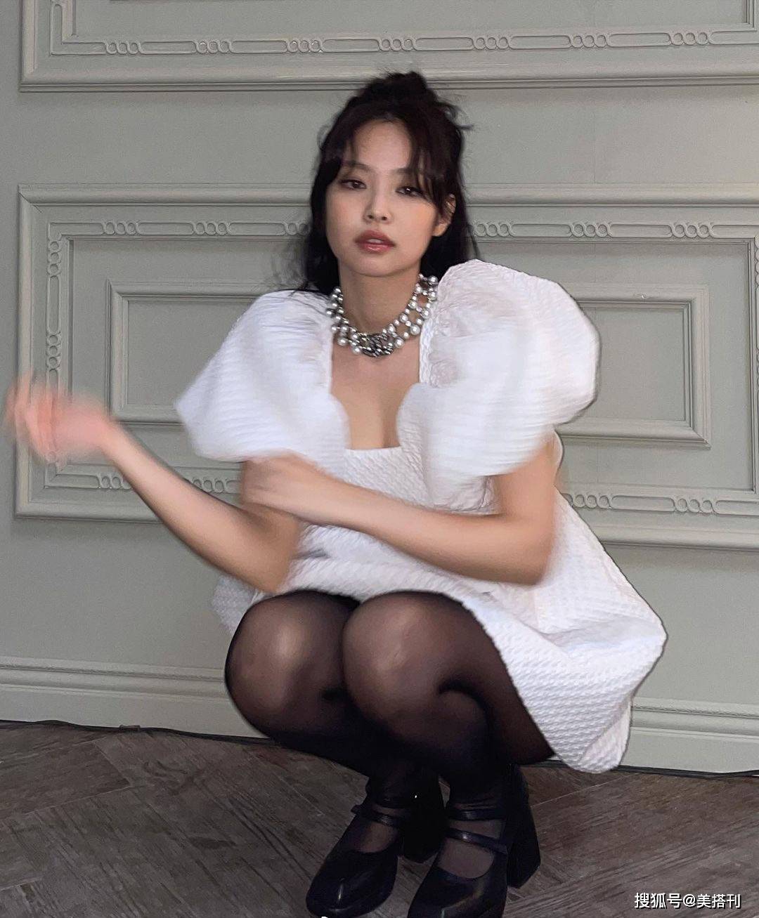 丝袜|林允儿Jennie撞衫，同款白色及膝裙，一个穿出了清纯感一个辣妹风