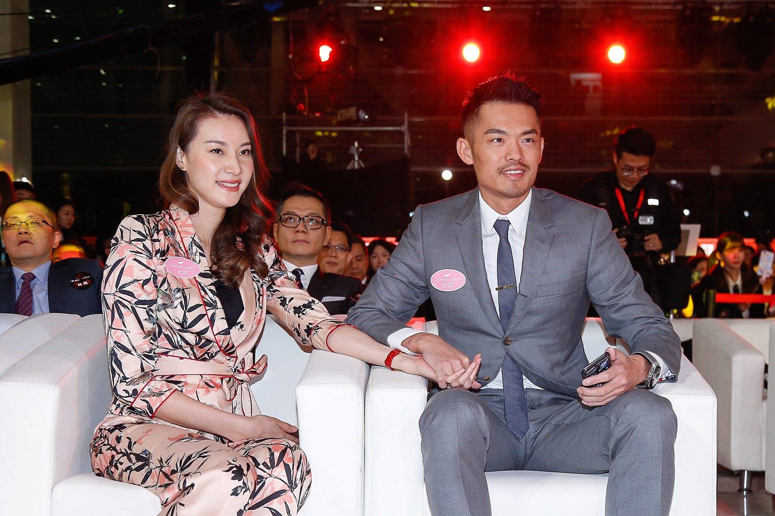 西装|林丹带老婆现身，穿格纹西装帅气如男模，谢杏芳穿一身红裙好登对