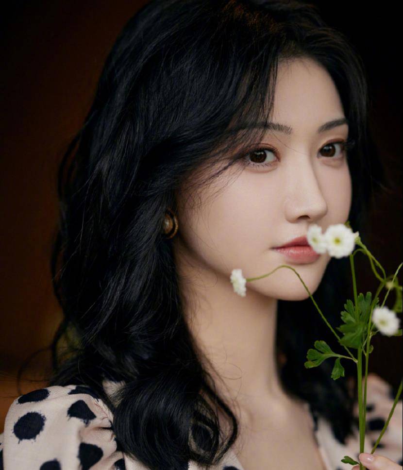 设计|难怪都说有气质的女人衣品不会太差！景甜这样穿搭，想难看都难