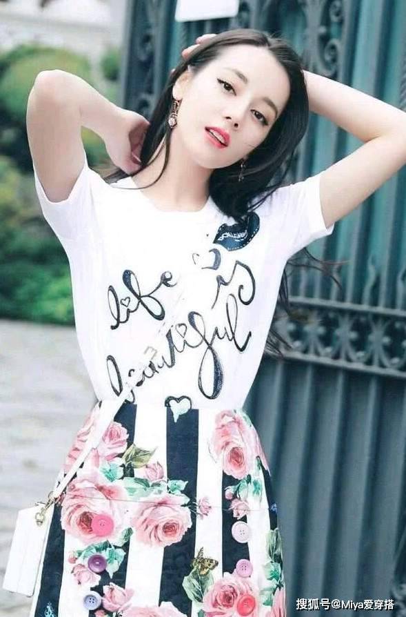 整体|80后的女人别总穿裤子，瞧瞧迪丽热巴的碎花裙穿搭，比同龄人高级！