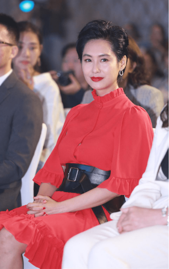 仙女|朱茵才是真“仙女”！一身红裙惊艳无比，“紫霞仙子”魅力不减