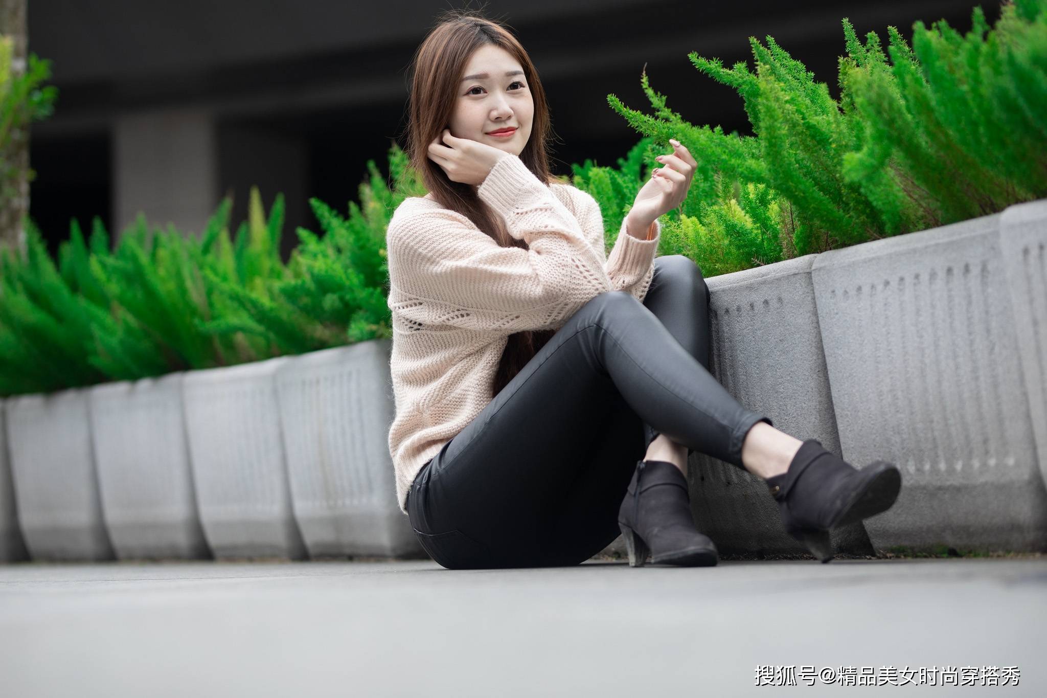 黑色|米色针织毛衣下搭一条黑色修身长裤，早秋季节这样出街舒适又时尚