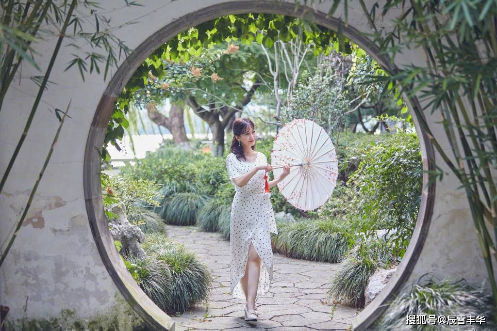 服装|赵雅芝就算老了也好时髦,一袭蓝色条纹印花裙配复古扇子,太美了