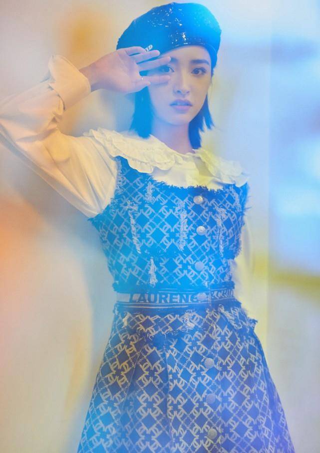 显得|找对穿衣风格的沈月真美，白衬衫配格纹裙，个性不失甜美感