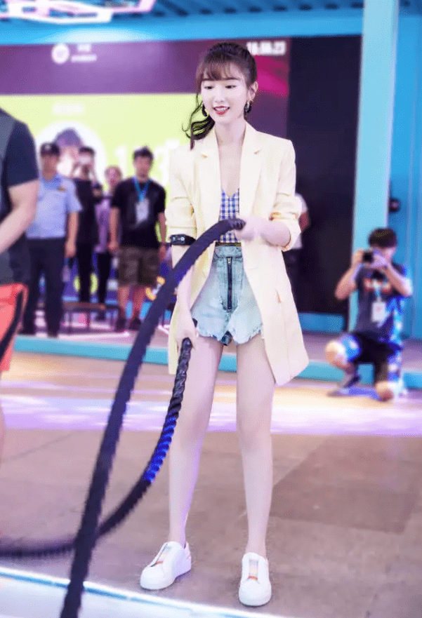 墨汁|终于等到毛晓彤放开穿，把“墨汁服”穿上，秀细到让女生羡慕的腰