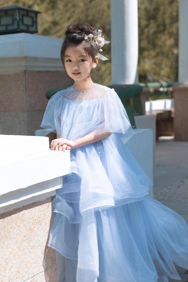 气息|阿拉蕾长成大姑娘！穿泳装在海边“淑女跑”，合影3岁妹妹像套娃