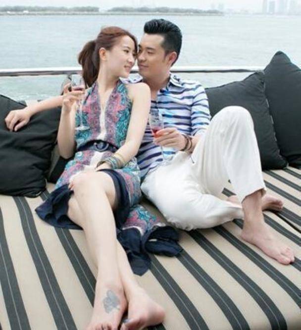 陈赫|陈赫妈妈牵俩孙女逛街，5岁安安打扮似公主，妹妹扎羊角辫太可爱