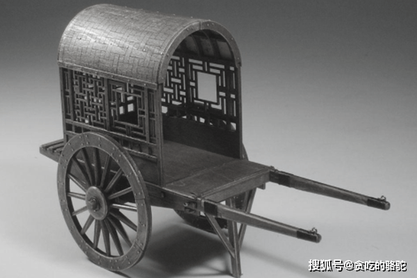 结果在他一边打听一边追的过程中,他发现对方拉货的马车并没有出城