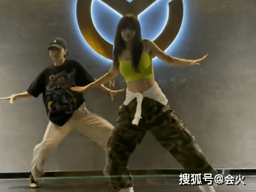 吊带|40岁李小璐躺床上录视频！穿吊带腋下勒出赘肉，皮肤粉嫩似少女