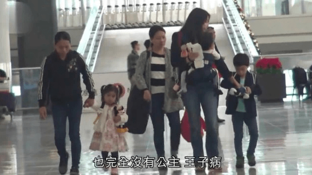 霍中怡|霍启刚带仨娃户外运动,郭晶晶教小女儿骑车,大女儿穿卫衣接地气