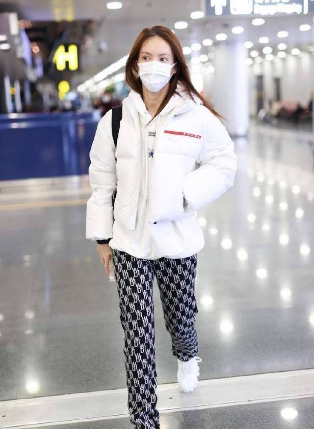 身材|孟佳机场街拍真飒，短款棉服配紧身裤，“女团身材”抢镜