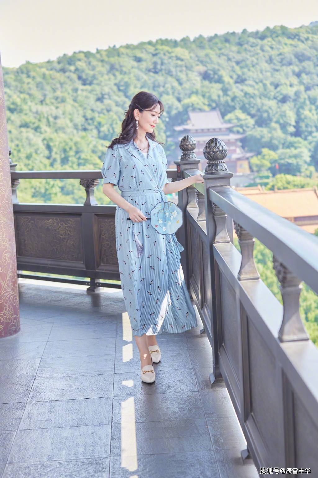 服装|赵雅芝就算老了也好时髦,一袭蓝色条纹印花裙配复古扇子,太美了