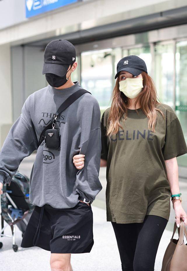 感觉|孕期的麦迪娜美得挺自然，宽松T恤配瑜伽裤，穿出轻松舒适感