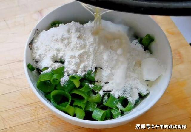 葱花|早餐别再吃油条了，1块钱饺子皮，一擀一卷，5分钟解决全家人早餐
