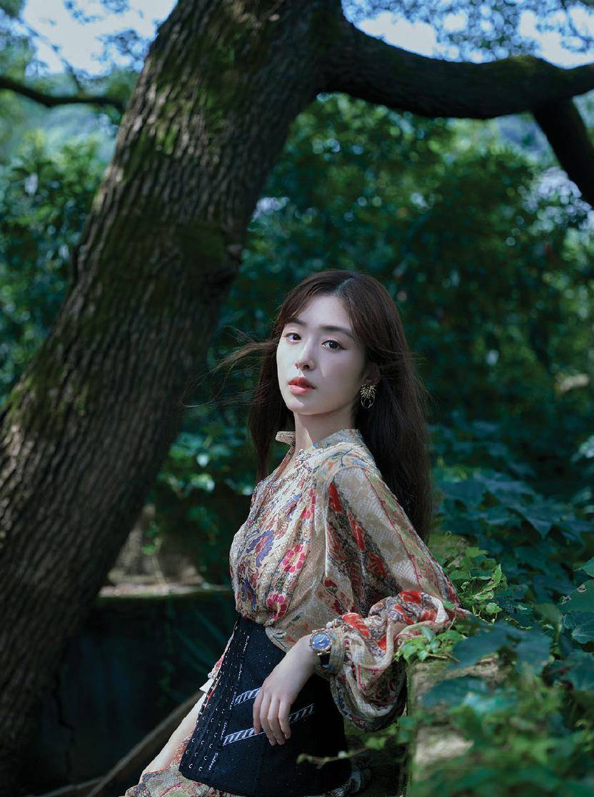 田园|张含韵气质开了挂，穿印花连衣裙配白色蕾丝袜，甜美得像小公主