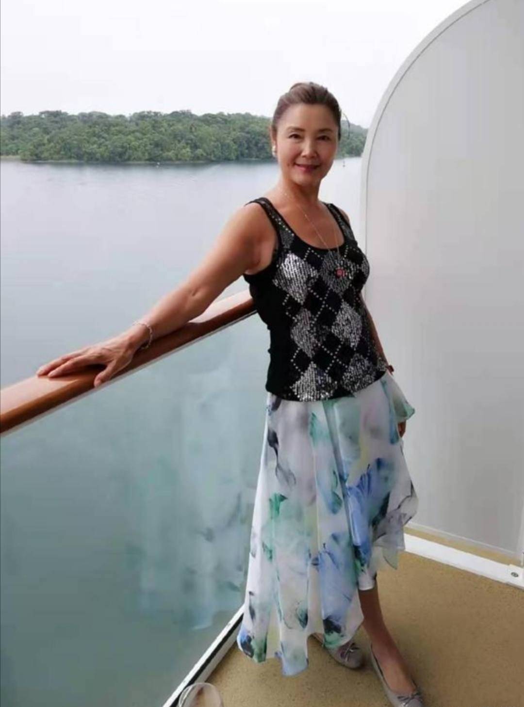 视觉|66岁姜黎黎也爱花裙子，配背心扎丸子头好优雅，不扮嫩如邻家奶奶