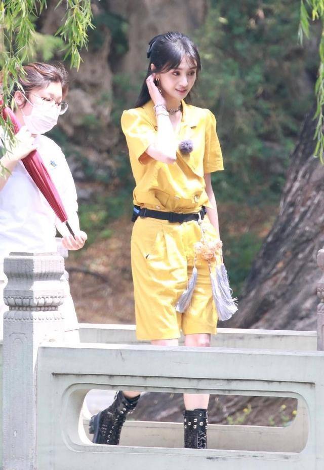 连体|郑爽还是太瘦了,穿连体短裤腰带紧勒,但还时不时需要提提