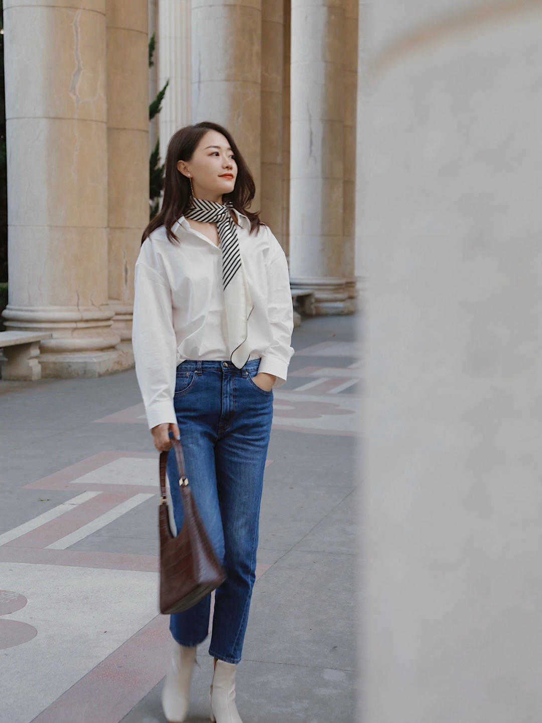 大气|经典大气的初秋穿搭示范，衬衫搭配牛仔裤干练简约，洒脱时髦