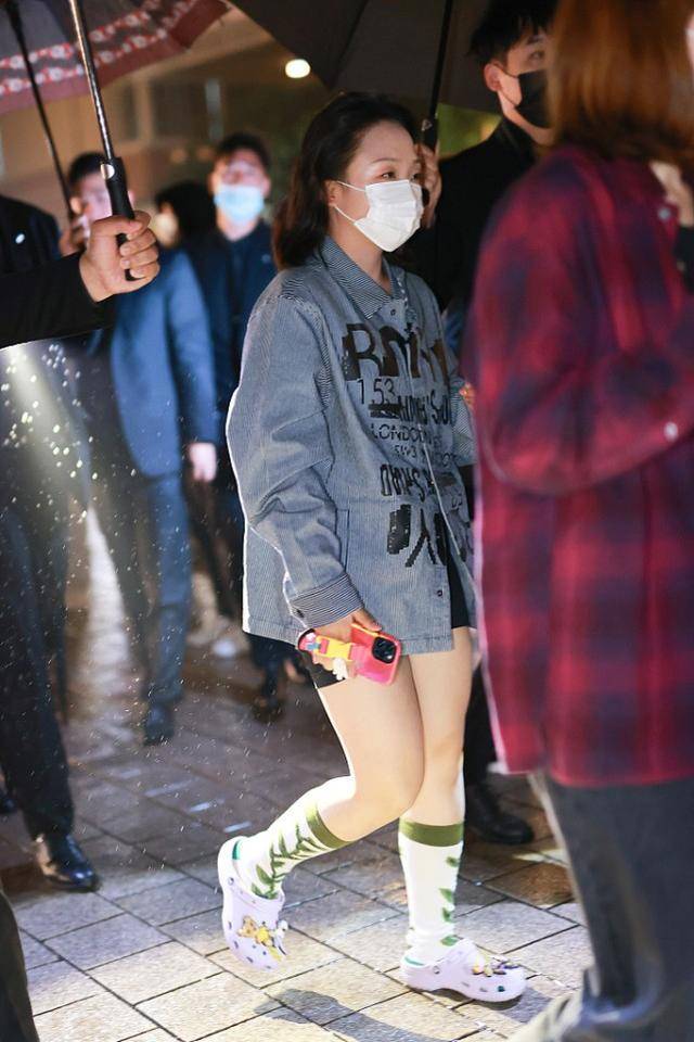 身材|辣目洋子真够自信的,和大长腿的克拉拉同框也不卑微,一点没弱