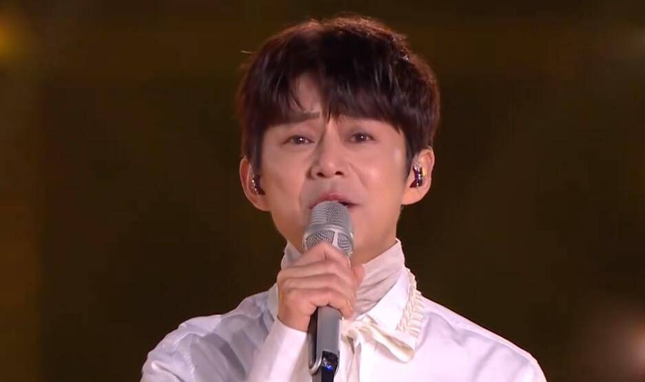 热泪|开场就抢汪涵词，唱歌洒热泪，收礼风波后“控场王”何炅状态崩了