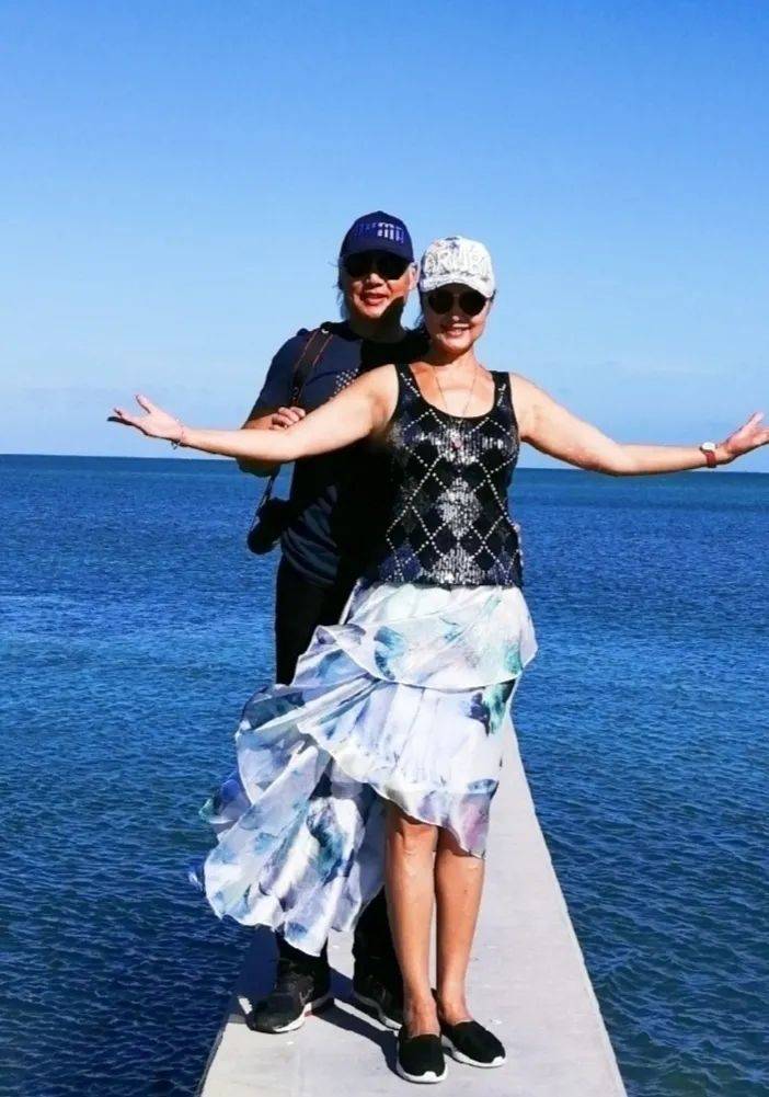 视觉|66岁姜黎黎也爱花裙子，配背心扎丸子头好优雅，不扮嫩如邻家奶奶