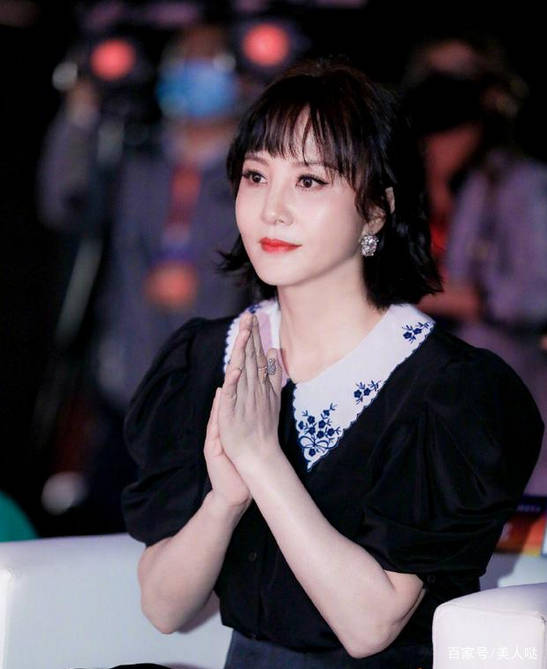 黑色|陶红终于剪掉十年长发,穿娃娃领配齐刘海短发,51岁嫩回31岁!